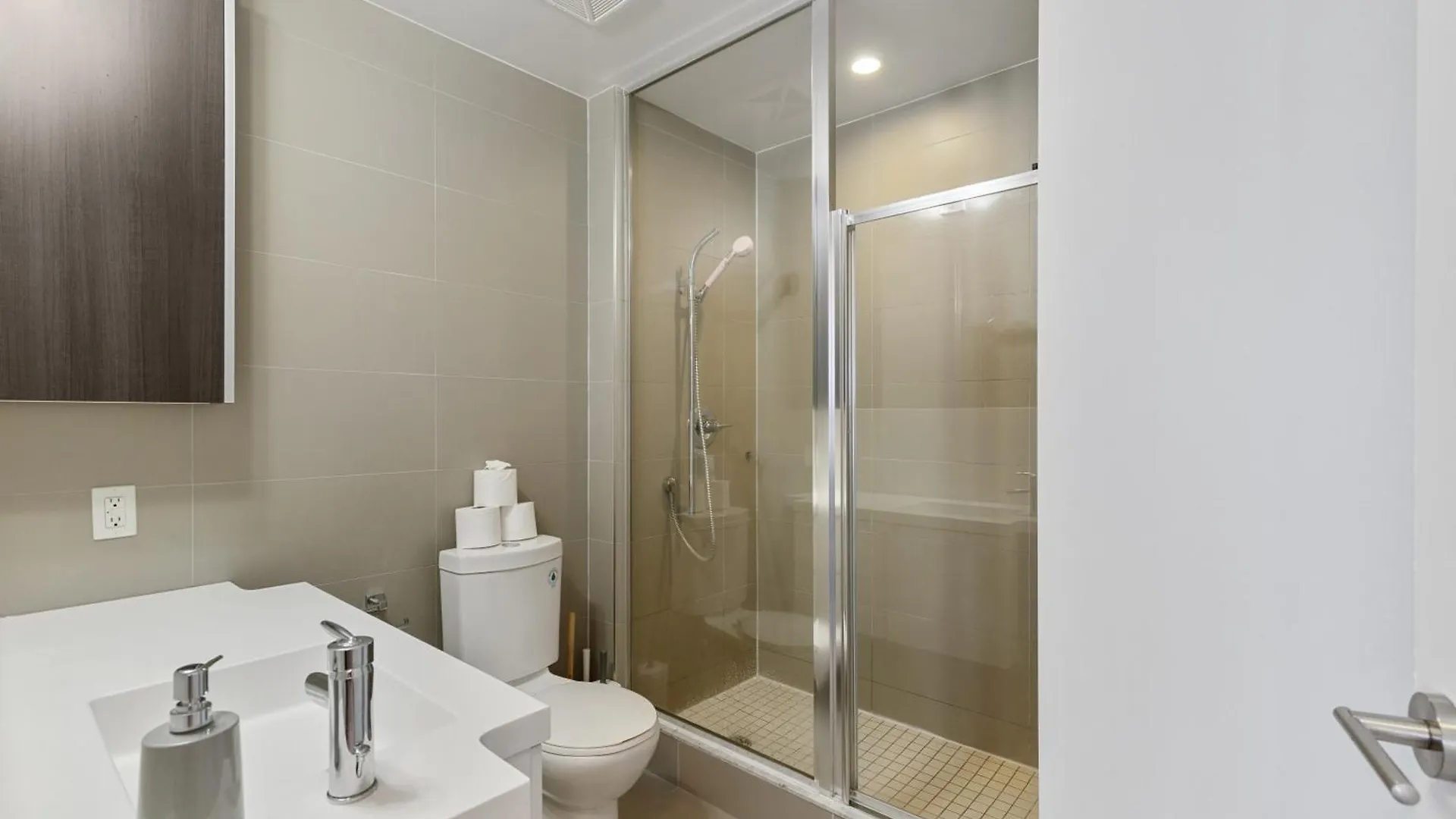 2Bedroom Cn Tower And Water Views - Free Parking - Rooftop Pool Toronto