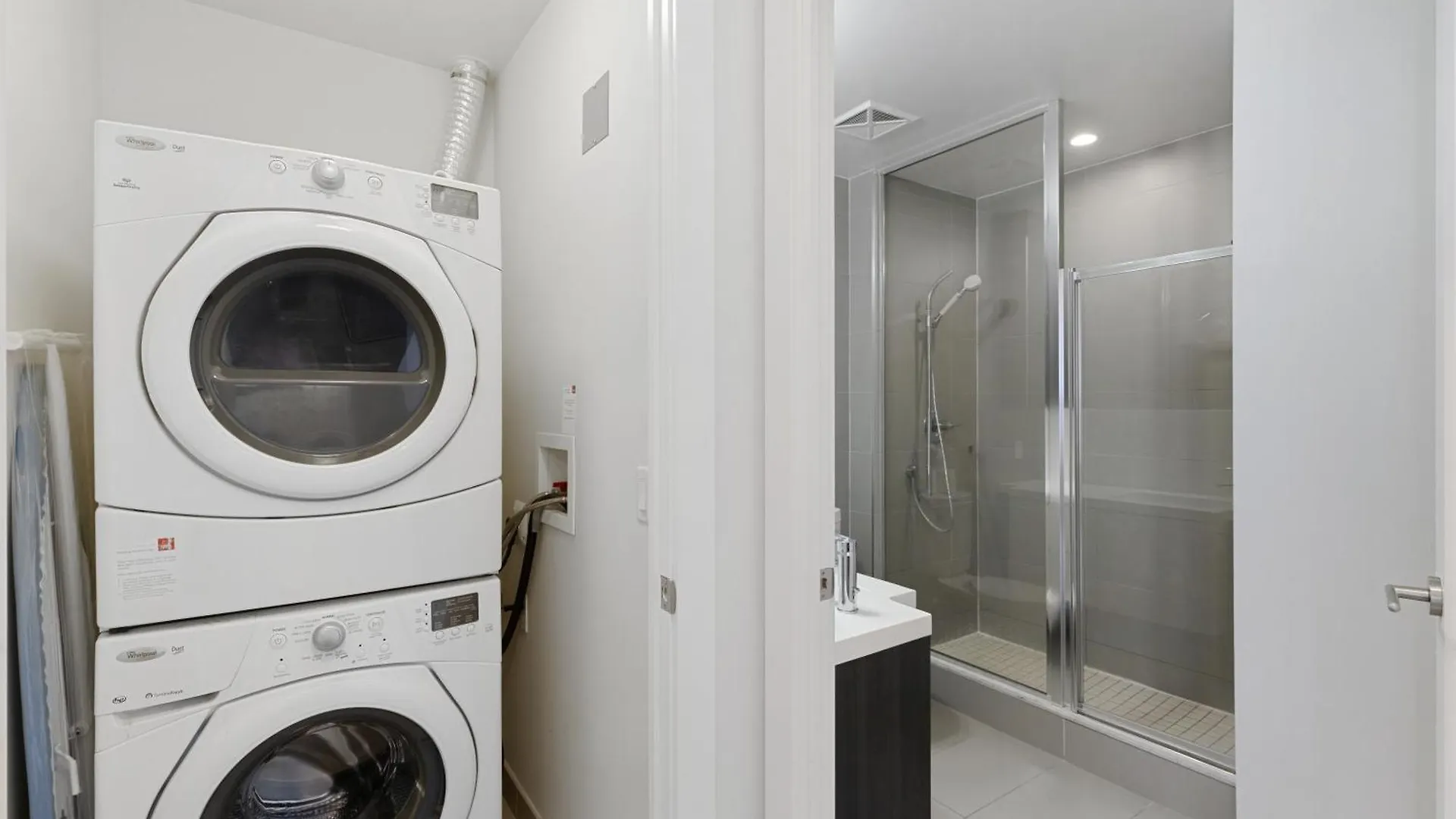 2Bedroom Cn Tower And Water Views - Free Parking - Rooftop Pool Toronto 0*,